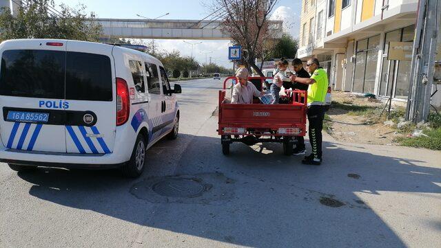 Bursa'da polis aracı bağlanan sürücünün çocuğunu hastaneye ulaştırdı