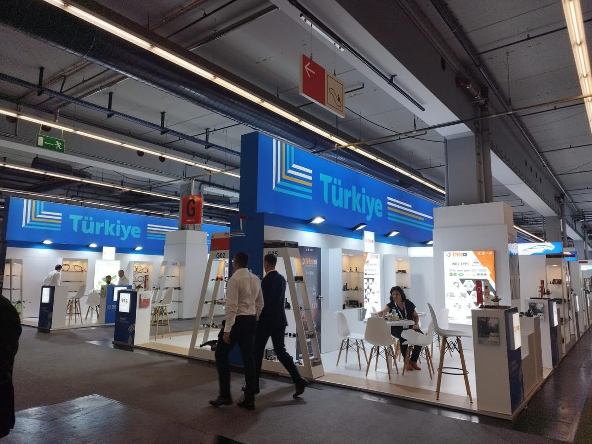 T&uuml;rk otomotiv firmalarının temsilcileri Almanya'da fuara katıldı