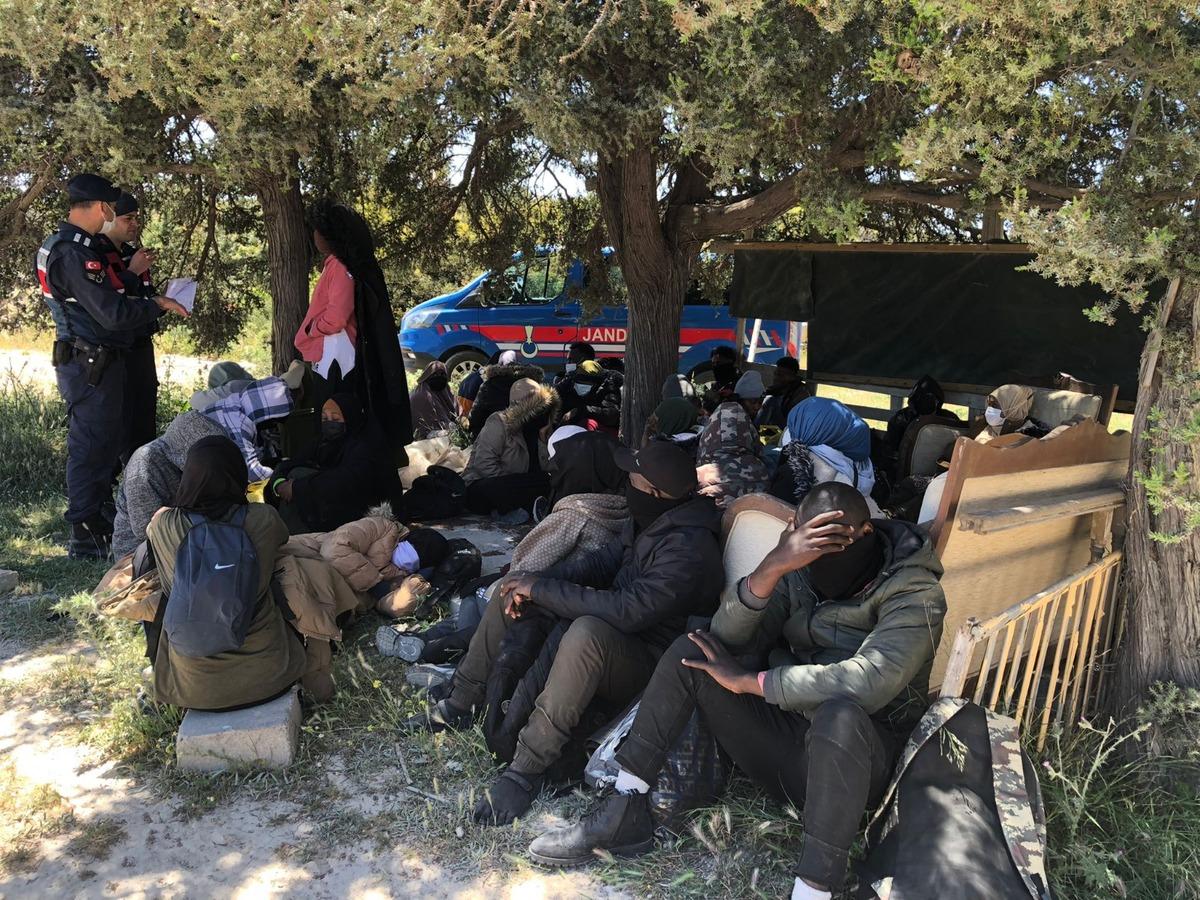 İzmir'de 19 operasyonda 343 d&uuml;zensiz g&ouml;&ccedil;men yakalandı