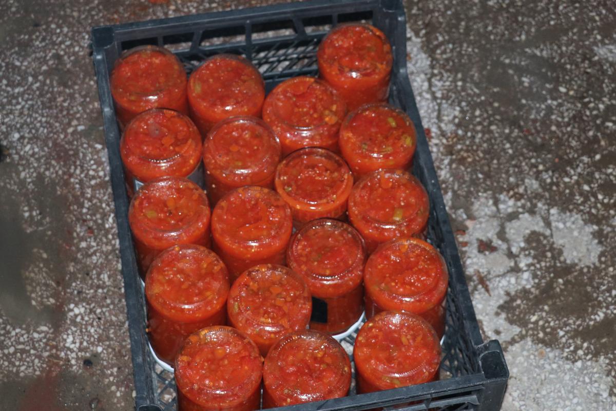 Samsun'da kış hazırlığı yapan kadınların sal&ccedil;a ve konserve mesaisi