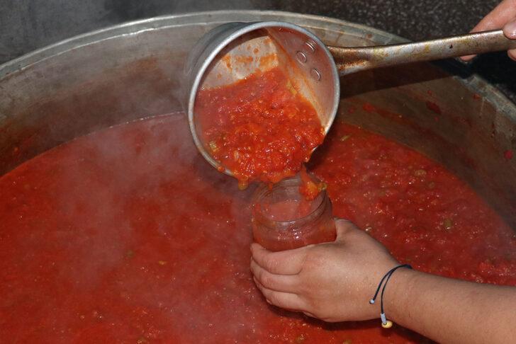 Samsun'da kış hazırlığı yapan kadınların salça ve konserve mesaisi G2