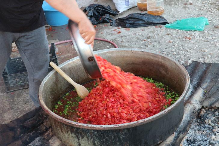 Samsun'da kış hazırlığı yapan kadınların salça ve konserve mesaisi G3