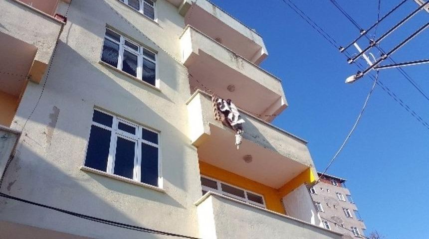 Balkondan &ouml;l&uuml;me atladı