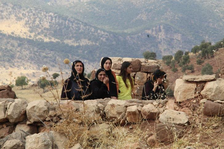 PKK'nın katlettiği yakınlarını saldırının gerçekleştiği eve Türk Bayrağı asarak andılar G1