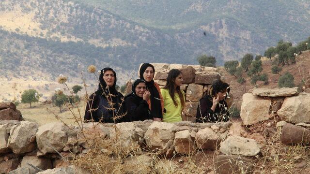 PKK'nın katlettiği yakınlarını saldırının gerçekleştiği eve Türk Bayrağı asarak andılar