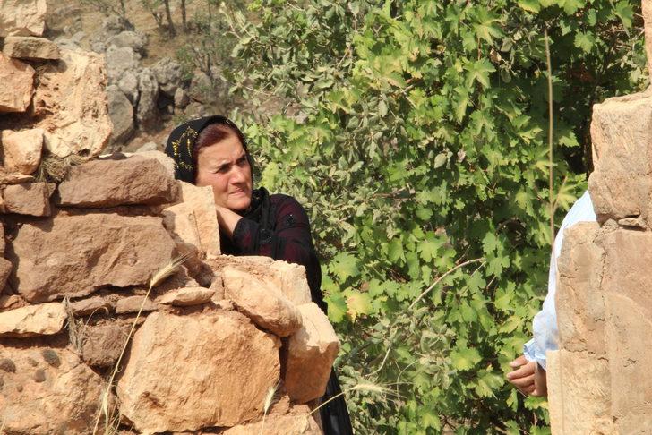 PKK'nın katlettiği yakınlarını saldırının gerçekleştiği eve Türk Bayrağı asarak andılar G2