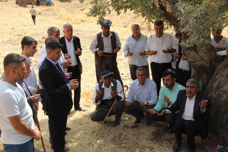 PKK'nın katlettiği yakınlarını saldırının gerçekleştiği eve Türk Bayrağı asarak andılar G3