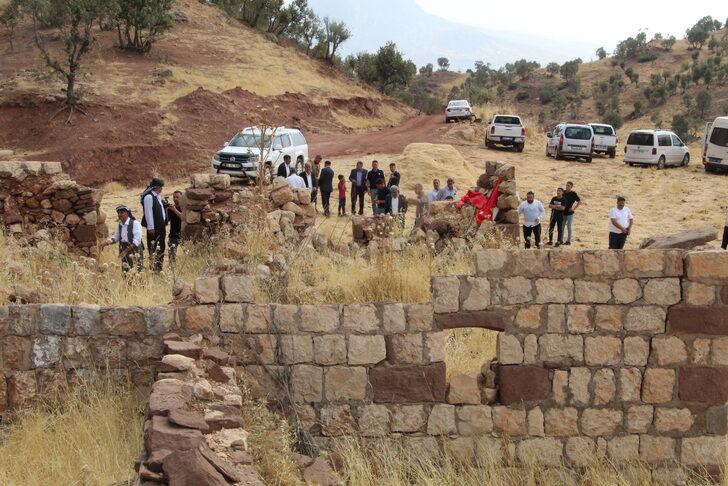 PKK'nın katlettiği yakınlarını saldırının gerçekleştiği eve Türk Bayrağı asarak andılar G4