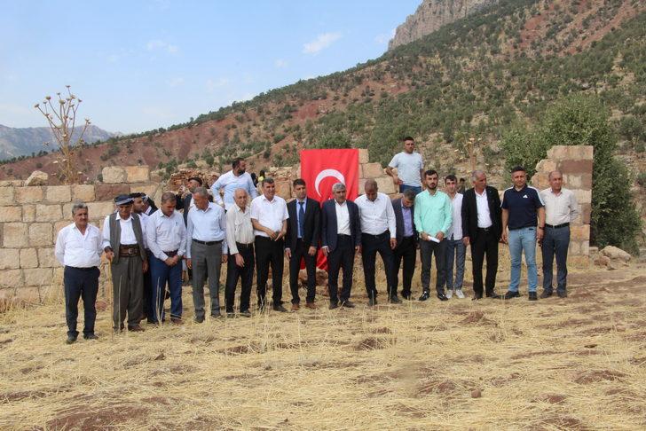 PKK'nın katlettiği yakınlarını saldırının gerçekleştiği eve Türk Bayrağı asarak andılar G5