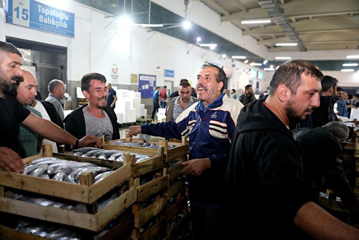 Samsun'da balık haline gelen 5 bin kasa palamut bir saatte tükendi G4