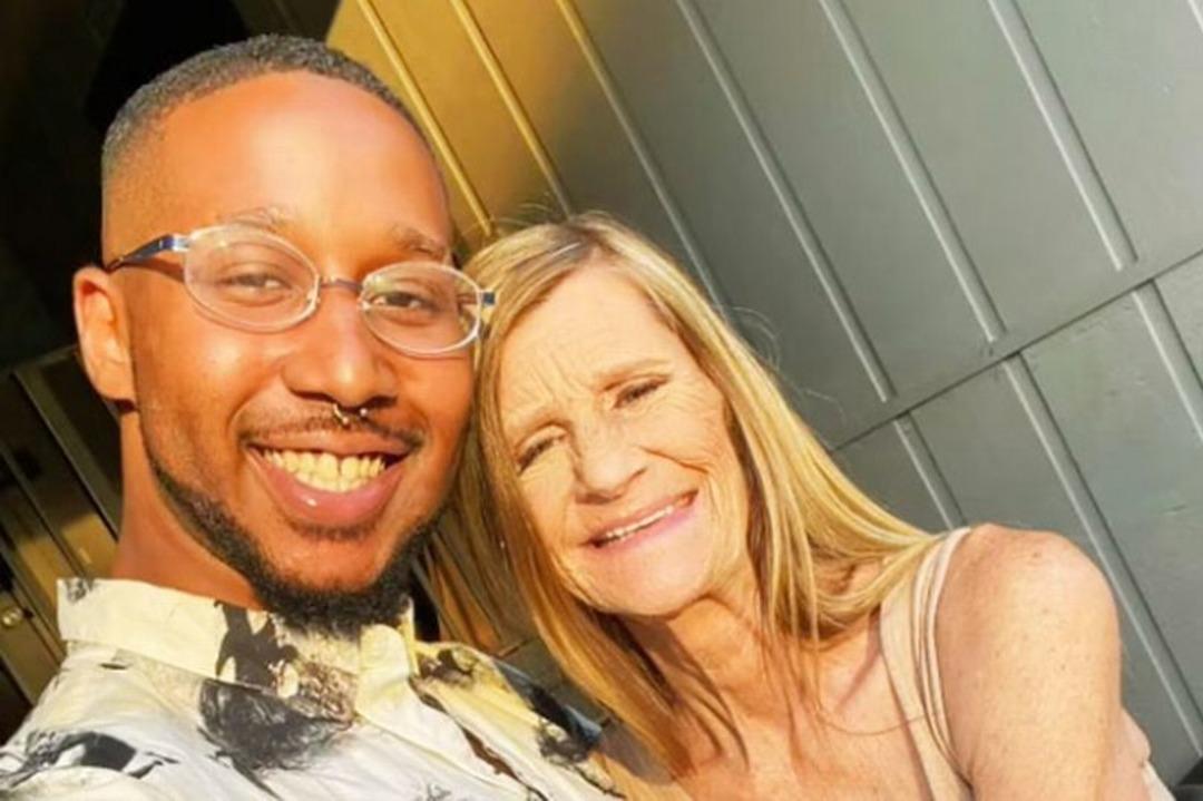 Aralarında 37 yıllık yaş farkı bulunan &ccedil;ift evliliklerinin ilk yılını kutladı! Sosyal medyadan olumsuz eleştirilere meydan okudular