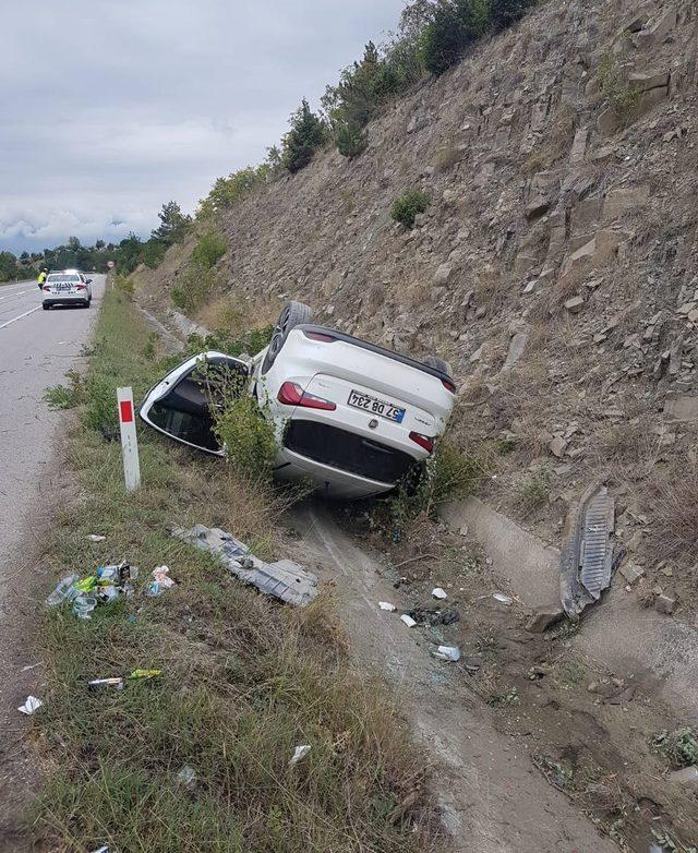 Sinop'ta devrilen otomobildeki aynı aileden 5 kişi yaralandı