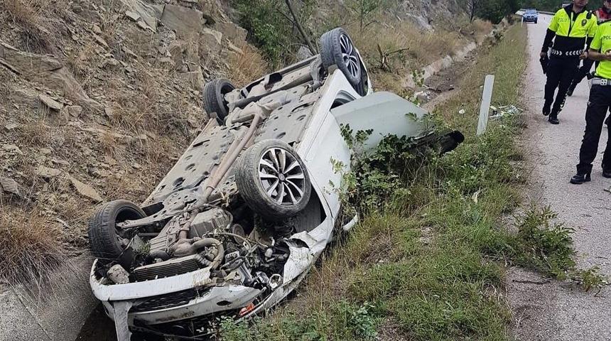 Sinop'ta devrilen otomobildeki aynı aileden 5 kişi yaralandı