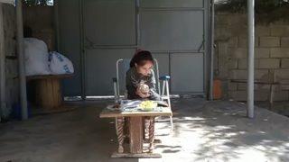 Tavuk ile çocuğun yürekleri ısıtan dostluğu! İzleyenleri gülümsetti