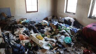 Yozgat'ta bir evden 2 kamyon çöp çıkarıldı