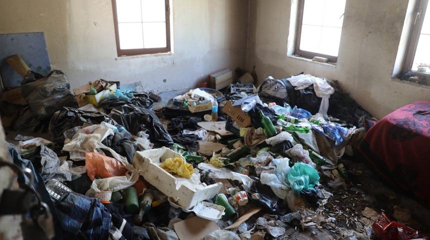 Yozgat'ta bir evden 2 kamyon çöp çıkarıldı