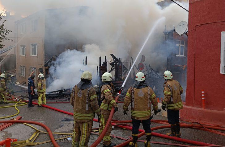 Beykoz'da 2 katlı ahşap evde yangın çıktı G1