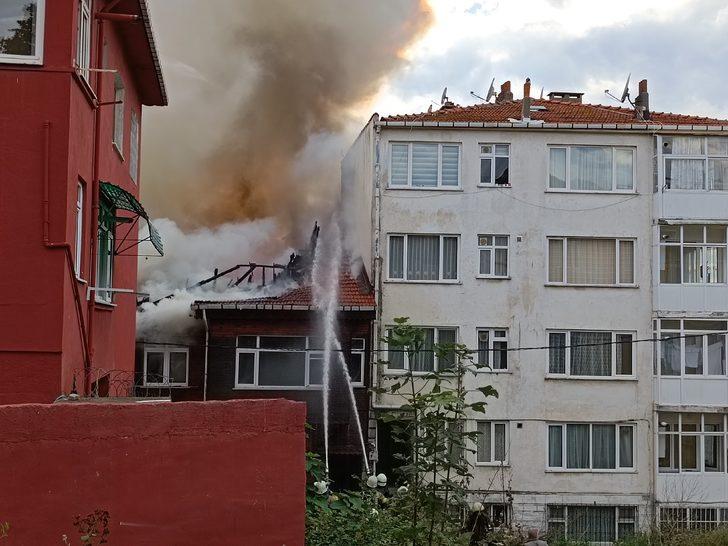 Beykoz'da 2 katlı ahşap evde yangın çıktı G3