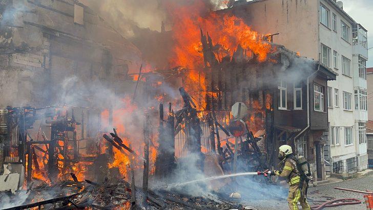 Beykoz'da 2 katlı ahşap evde yangın çıktı G4