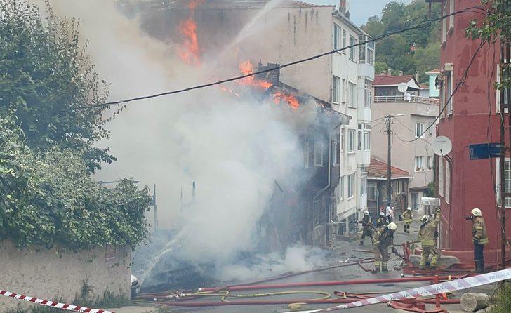 Beykoz'da 2 katlı ahşap evde yangın çıktı G5