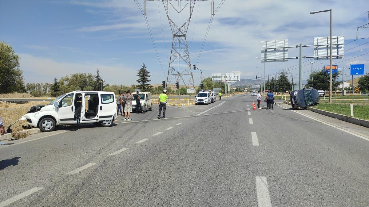 Konya'da ticari ara&ccedil; ile otomobilin &ccedil;arpışması sonucu 4 kişi yaralandı