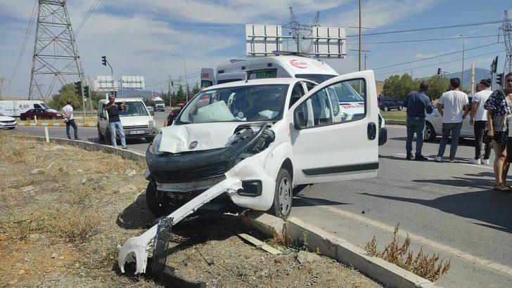 Konya'da ticari araç ile otomobilin çarpışması sonucu 4 kişi yaralandı G2