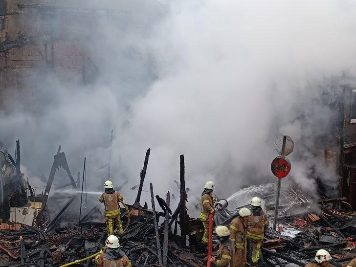 GÜNCELLEME - Beykoz'da 2 katlı ahşap evde çıkan yangın söndürüldü G1