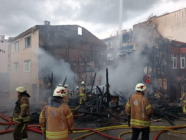 GÜNCELLEME - Beykoz'da 2 katlı ahşap evde çıkan yangın söndürüldü G5