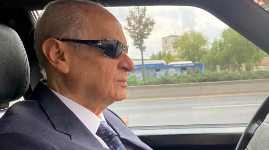 Bah&ccedil;eli klasik otomobiline binip Ankara'yı turladı! Dinlediği şarkı yine şaşırtmadı