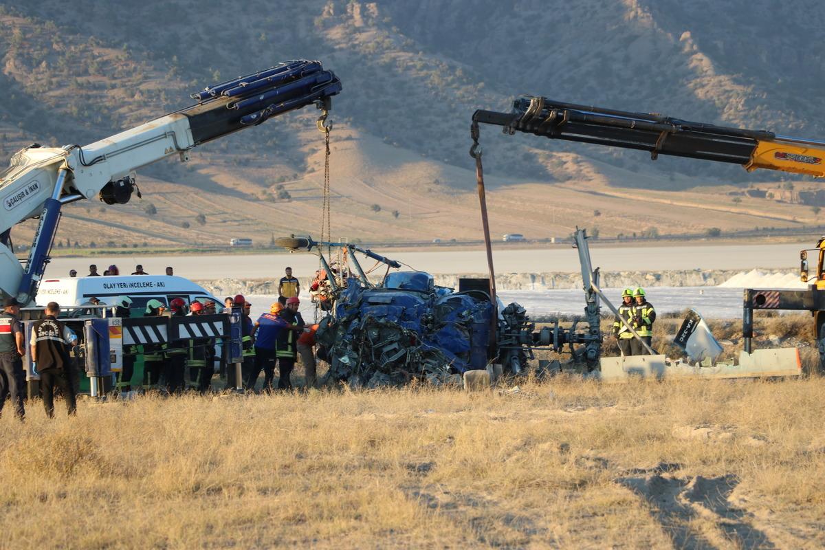 G&Uuml;NCELLEME 2 - Denizli'de d&uuml;şen yangın s&ouml;nd&uuml;rme helikopterindeki 2 kişi &ouml;ld&uuml;, 5 kişi yaralandı