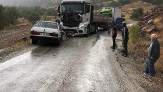Erzincan'da otomobil ile tırın çarpıştığı kazada 3 kişi yaralandı