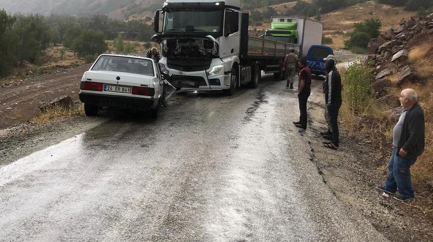 Erzincan'da otomobil ile tırın çarpıştığı kazada 3 kişi yaralandı