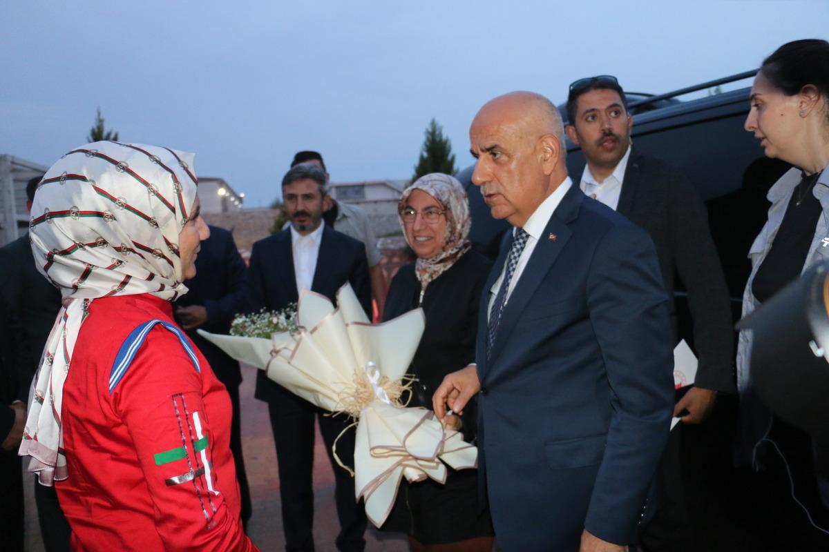 Tarım ve Orman Bakanı Vahit Kirişci, Adıyaman'da badem hasadına katıldı: