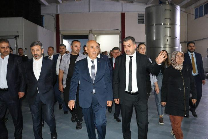 Tarım ve Orman Bakanı Vahit Kirişci, Adıyaman'da badem hasadına katıldı: G2
