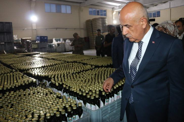 Tarım ve Orman Bakanı Vahit Kirişci, Adıyaman'da badem hasadına katıldı: G4