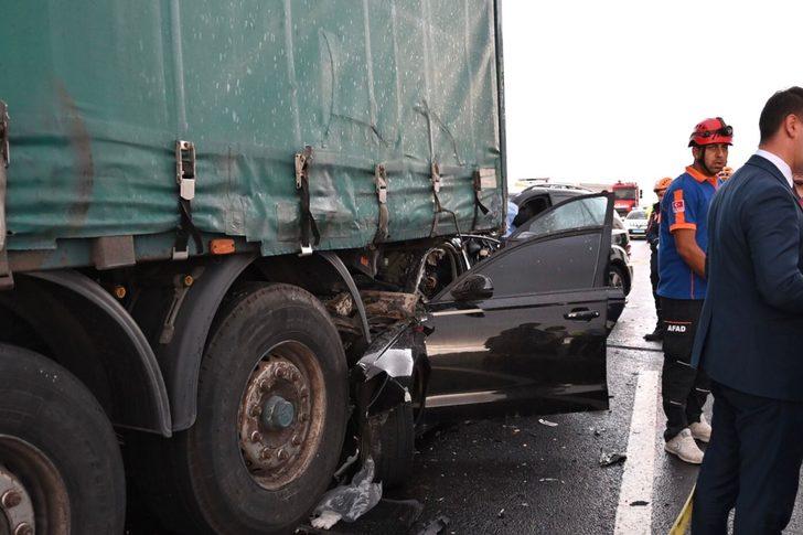 Feci kaza: Yabancı plakalı araçlar TIR'a çarptı! 2 ölü, 8 yaralı G4