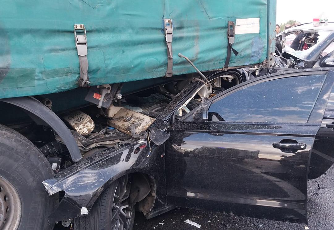 Feci kaza: Yabancı plakalı ara&ccedil;lar TIR'a &ccedil;arptı! 2 &ouml;l&uuml;, 8 yaralı