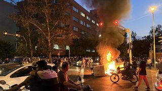 İran'da Mahsa Emini'nin ölümünün ardından protestolar sürüyordu! Ülkede Instagram ve WhatsApp'a erişim engeli geldi