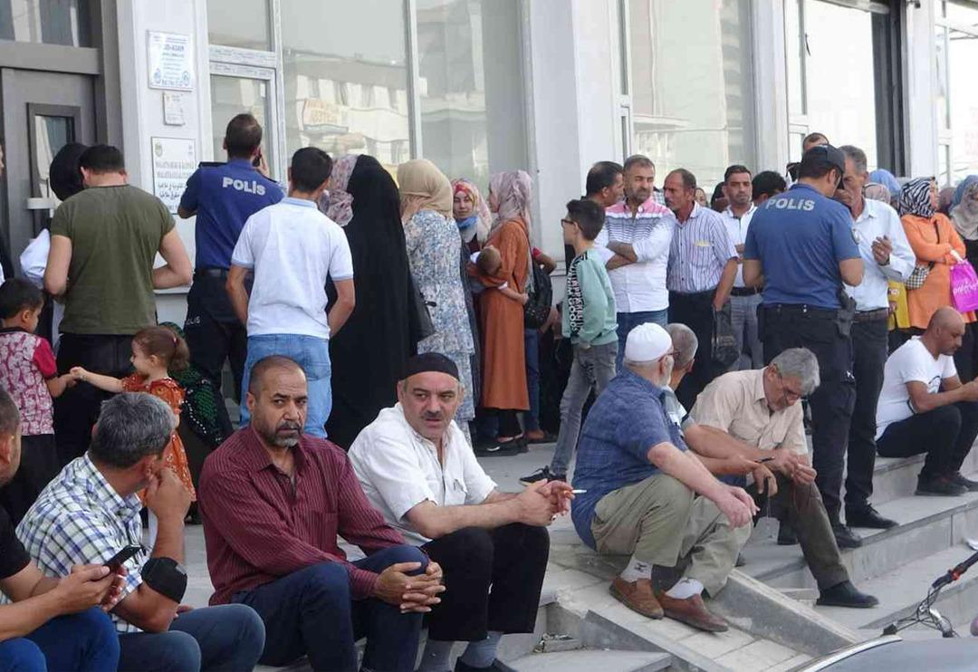 Y&uuml;zlerce m&uuml;lteci oraya akın etti! "Avrupa&rsquo;ya g&ouml;nderiyorlar" paylaşımı sosyal medyada kısa s&uuml;rede yayılınca...