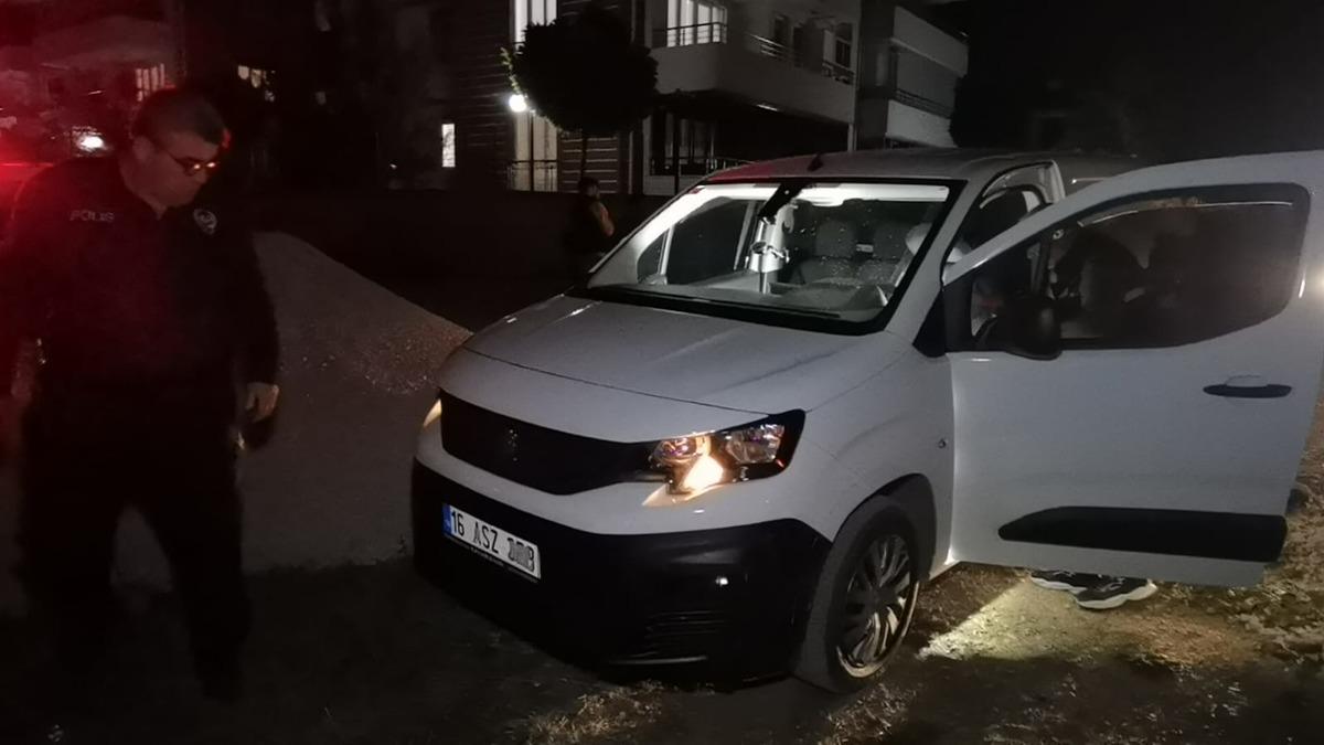 Kargo g&ouml;revlisinin &ccedil;alışır haldeki aracını &ccedil;alıp ka&ccedil;tılar