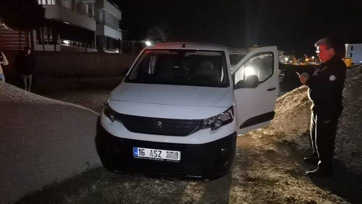 Kargo görevlisinin çalışır haldeki aracını çalıp kaçtılar G2