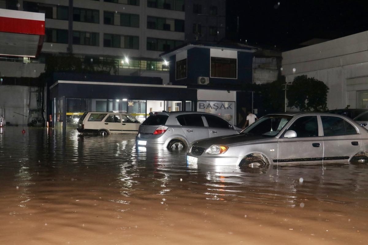Osmaniye'de fırtına ve sağanak nedeniyle ev, iş yeri ve alt ge&ccedil;itleri su bastı