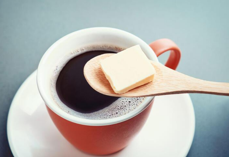 Çayı bu şekilde içmeye devam ediyorsanız büyük risk altındasınız! Kalp krizinden korunmak için bir kaşık tereyağ eklemek yeterli  G2