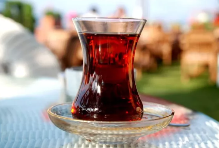 Çayı bu şekilde içmeye devam ediyorsanız büyük risk altındasınız! Kalp krizinden korunmak için bir kaşık tereyağ eklemek yeterli  G3