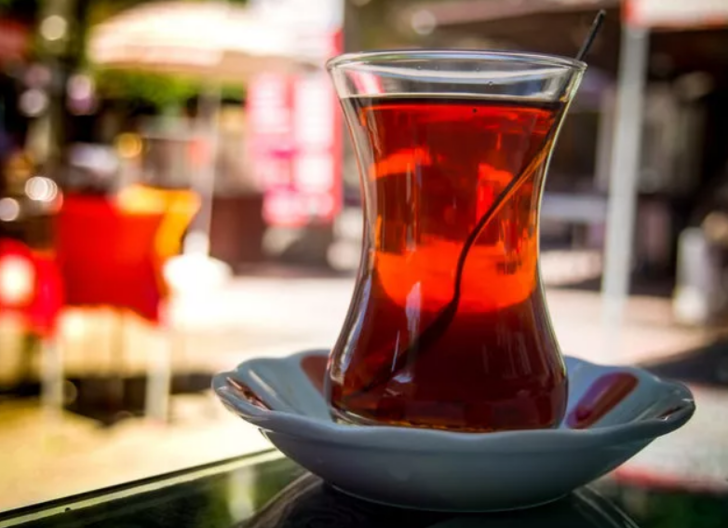 Çayı bu şekilde içmeye devam ediyorsanız büyük risk altındasınız! Kalp krizinden korunmak için bir kaşık tereyağ eklemek yeterli  G4