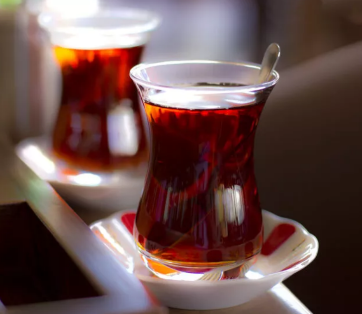 Çayı bu şekilde içmeye devam ediyorsanız büyük risk altındasınız! Kalp krizinden korunmak için bir kaşık tereyağ eklemek yeterli  G5