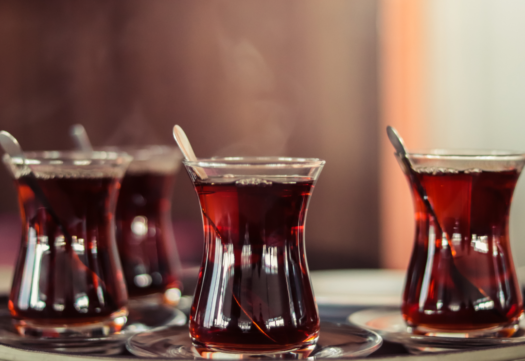 &Ccedil;ayı bu şekilde i&ccedil;meye devam ediyorsanız b&uuml;y&uuml;k risk altındasınız! Kalp krizinden korunmak i&ccedil;in bir kaşık tereyağ eklemek yeterli 