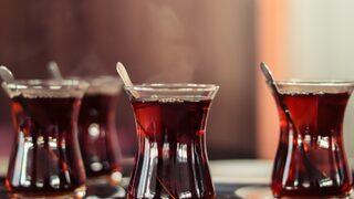 Çayı bu şekilde içmeye devam ediyorsanız büyük risk altındasınız! Kalp krizinden korunmak için bir kaşık tereyağ eklemek yeterli 