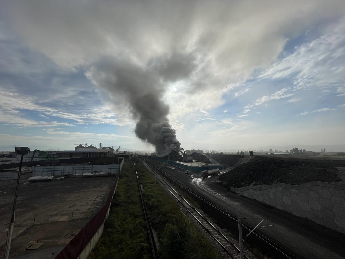 Osmaniye'de geri d&ouml;n&uuml;ş&uuml;m tesisinde &ccedil;ıkan yangına m&uuml;dahale ediliyor