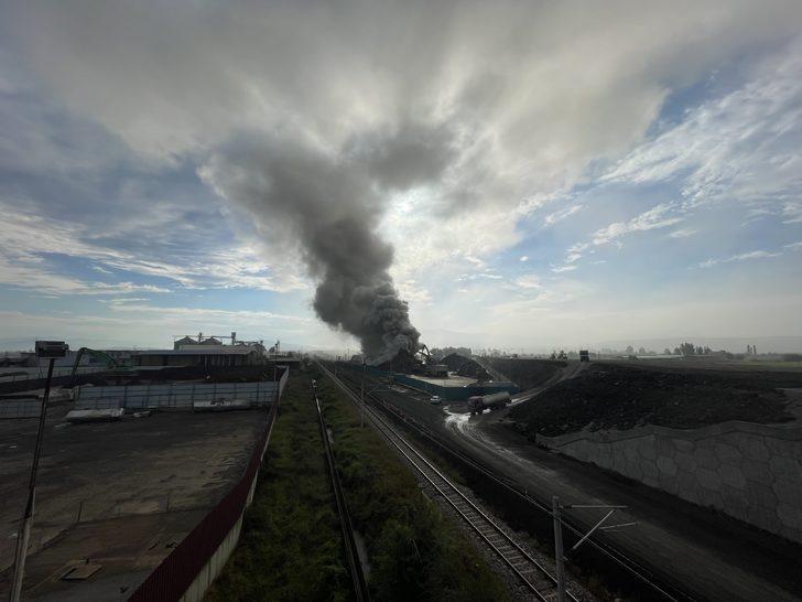 Osmaniye'de geri dönüşüm tesisinde çıkan yangına müdahale ediliyor G1